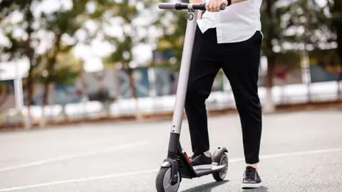 Una mujer ha sido atropellada por un patinete