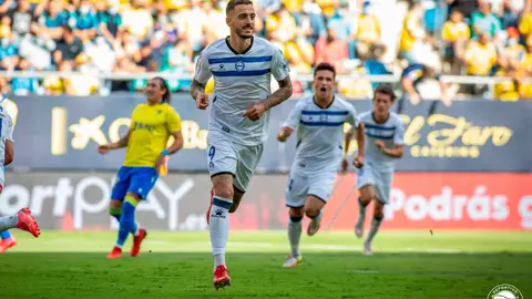 Joselu celebra el primero de sus tantos en el Nuevo Mirandilla