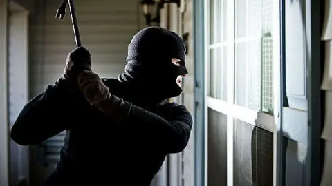 Roba en una casa con el propietario dentro en Huelva