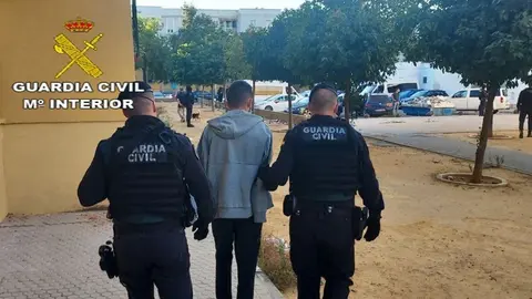 
<p>   SEVILLA, 26 (EUROPA PRESS)</p>
<p>   La Guardia Civil ha detenido a tres personas e investiga a cinco m&aacute;s, con edades comprendidas entre los 17 y los 30 a&ntilde;os, acusadas de delitos de pertenencia a organizaci&oacute;n criminal, robo con fuerza, tenencia il&iacute;cita de armas y falsedad documental, entre otros, as&iacute; como ha realizado, en el marco de la Operaci&oacute;n KamalII, dos registros domiciliarios en Sevilla capital y Dos Hermanas (Sevilla).</p>
<p>   El grupo criminal se dedicaba presuntamente a sustraer armas en los meses de temporada de caza, aprovechando el momento en el que los cazadores paran en las ventas de carretera para desayunar para robarles las armas dentro de los veh&iacute;culos. Los ahora detenidos usaban estas armas posteriormente para cometer robos en naves industriales, cl&iacute;nicas veterinarias, talleres y tiendas de animales, ha explicado la Guardia Civil en una nota de prensa.</p>
<p>   Con la desarticulaci&oacute;n de esta red, se han esclarecido hasta 21 robos con fuerza en las cosas, dos delitos de usurpaci&oacute;n del estado civil y un delito de falsificaci&oacute;n de documentos, instruy&eacute;ndose diligencias que han reca&iacute;do en el Juzgado de Primera Instancia e Instrucci&oacute;n n&uacute;mero 1 de Osuna (Sevilla).</p>
<p>   El Instituto Armado ha constatado una "intensa movilidad territorial" del grupo criminal, que supuestamente habr&iacute;a cometido hechos delictivos en numerosas provincias espa&ntilde;olas, entre las que se encuentran Murcia, Almer&iacute;a, Granada, Huelva, Sevilla, Badajoz y C&aacute;diz. De hecho, la organizaci&oacute;n pose&iacute;a una estructura que, por un lado, distribu&iacute;a la tareas y, por otro, la jerarqu&iacute;a.</p>
<p>   La operaci&oacute;n ha sido realizada por el Grupo de Investigaci&oacute;n de la Guardia Civil de la Compa&ntilde;&iacute;a de Osuna y se ha completado con un gran despliegue de medios del Instituto Armado, contando con el apoyo de la Unidad Org&aacute;nica de Polic&iacute;a Judicial de Sevilla, Grupos de Reserva y Seguridad (GRS) y Unidades Caninas especializadas en armas y papel moneda.</p>
      