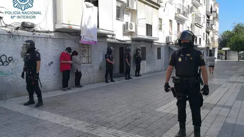 
<p>   SEVILLA, 26 (EUROPA PRESS)</p>
<p>   La Polic&iacute;a Nacional ha desarticulado "por completo" el clan de 'Los Rilones' tras una nueva operaci&oacute;n desplegada en la barriada Santa Isabel (Esquina del Gato), en San Juan de Aznalfarache (Sevilla), en la que ha detenido a nueve personas, entre ellas, el cabecilla de esta red delictiva, a la que se le imputan delitos de tr&aacute;fico de drogas y asociaci&oacute;n il&iacute;cita.</p>
<p>   En una nota de prensa, la Polic&iacute;a ha informado este martes de que, en la operaci&oacute;n, se han efectuado ocho registros en viviendas de la barriada sanjuanera, concretamente, en las calles Uruguay, Argentina y Doctor Fleming. Registros que han culminado con el hallazgo de 64 gramos de coca&iacute;na de "levad&iacute;sima pureza", 221 gramos de hach&iacute;s, 2.680 euros en efectivo, tres balanzas de precisi&oacute;n, adem&aacute;s de diez armas blancas de catalogaci&oacute;n prohibida, as&iacute; como un arma de fuego simulada.</p>
<p>   Las investigaciones apuntan a que los arrestados se dedicaban presuntamente a la venta de sustancias estupefacientes mediante el menudeo de coca&iacute;na, hero&iacute;na, polen y resina de hach&iacute;s. Con esta nueva operaci&oacute;n policial, son ya tres los operativos practicados en este barrio de San Juan de Aznalfarache durante las &uacute;ltimas dos semanas para desarticular los clanes dedicados al tr&aacute;fico de drogas, ha recordado la Polic&iacute;a.</p>
<p>   En el despliegue policial han participado agentes de la Unidad de Prevenci&oacute;n y Reacci&oacute;n (UPR) especializados en la entrada y aseguramiento de inmuebles, y que habitualmente se encargan de garantizar la seguridad en la conflictiva barriada sanjuanera, siendo apoyados por dos equipos de la unidad de Gu&iacute;as caninos.</p>
      