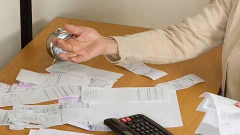 Compra coches y muebles en Sevilla a costa de su vecina con discapacidad