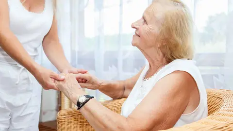 un delito de apropiaci&oacute;n indebida de m&aacute;s de 107.000 euros de las dos ancianas a las que cuidaban.