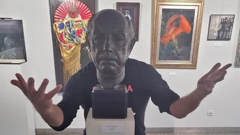 El Comandante Lara la l&iacute;a en una exposici&oacute;n de Flamenco: "el busto es m&iacute;o"