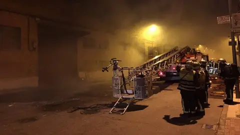 Naves industriales en llamas en Torredonjimeno