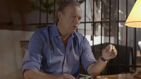 La vuelta de Bert&iacute;n Osborne con Fabiola Mart&iacute;nez m&aacute;s cerca: le dedica la canci&oacute;n 'Dos besos y medio'