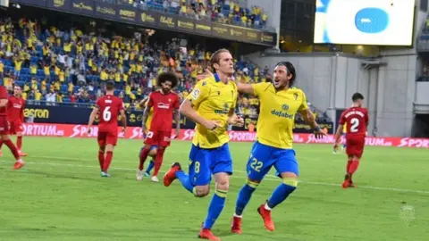 &Aacute;lex Fern&aacute;ndez y Espino celebran un gol en el Nuevo Mirandilla