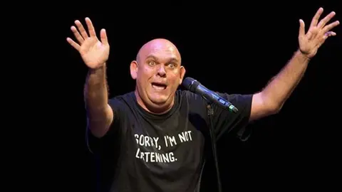 Luis Lara tiene tanta edad seg&uacute;n Wikipedia que en su ventana no se posan palomas sino buitres