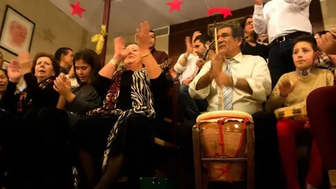 Una zambomba de Jerez suena as&iacute;: Zambomba, pandereta, guitarra, cante y palmas