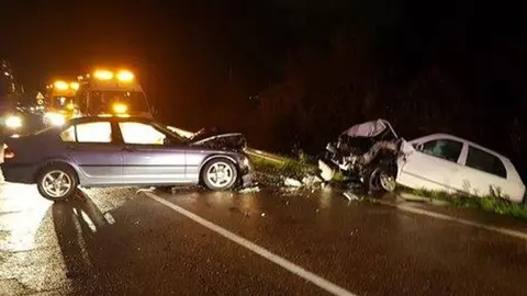 Choque frontal entre coches en Tarifa