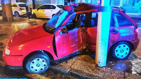 Un hombre ha chocado con su coche contra una farola en Granada