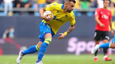 &Aacute;lvaro Negredo recoge el bal&oacute;n tras anotar desde los once metros