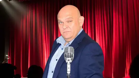 Esta es la forma de contratar a Luis Lara