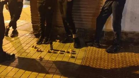 Lanzan piedras y huevos contra el Ayuntamiento de Algeciras