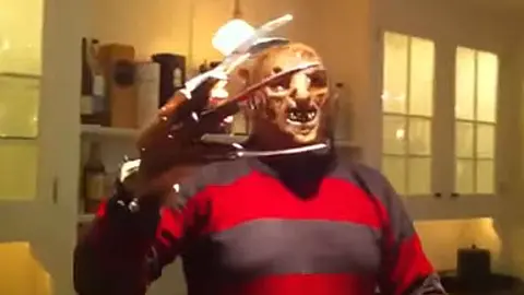 El Comandante Lara hace cantar a Freddy Krueger por buler&iacute;as en Halloween