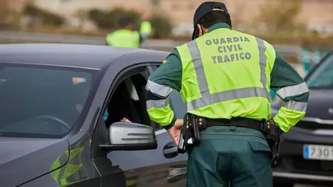 Un hombre ha intentado atropellar a un agente huyendo de un control