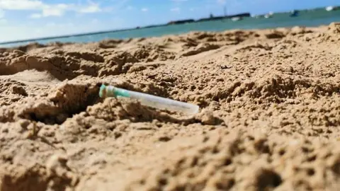 Jeringuillas en la playa de la Caleta de C&aacute;diz