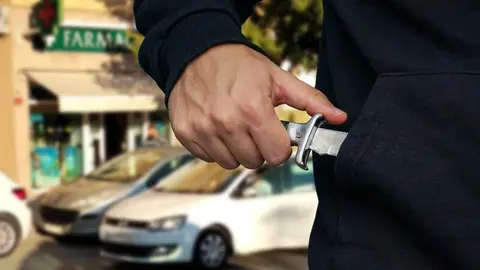 Atracan una farmacia en Jerez a punta de navaja y se llevan todo el dinero