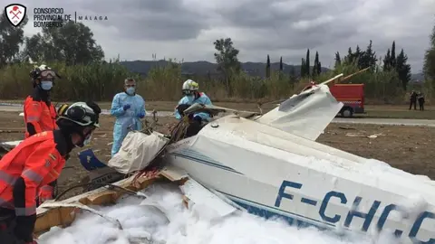 Una persona ha muerto tras estrellarse un ultraligero en un campo de aguacates