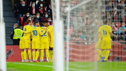 Los jugadores del C&aacute;diz CF celebran el gol de Salvi S&aacute;nchez
