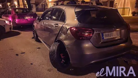Estrella el coche contra otros todo bebido y lo deja en medio de la calle en Jerez
