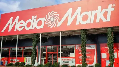 Media Markt rompe lo precios con el robot aspirador de moda antes del Black Friday