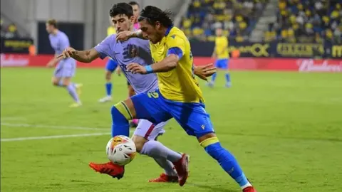 Pacha Espino disputa la posesi&oacute;n en el partido contra el FC Barcelona