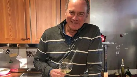 Bert&iacute;n Osborne se va de cata de vinos a casa de un gran amigo y se aleja de rumores