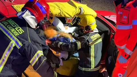 Dos mujeres han quedado atrapadas tras un accidente de coche en Los Gallardos