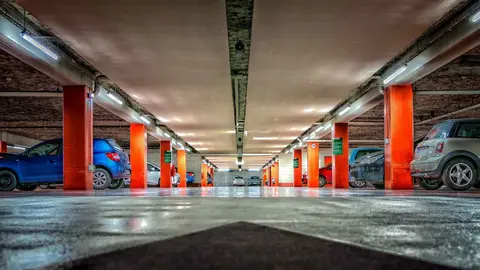Roba un coche en un parking de Jerez y destroza las c&aacute;maras y la barrera de seguridad en su huida