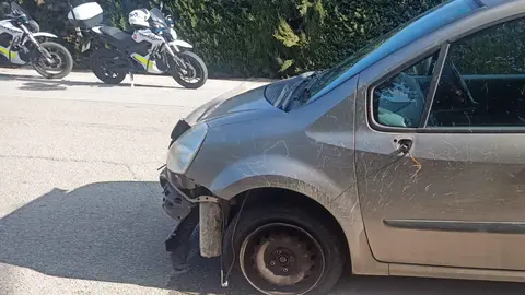 Una mujer se estrella todo bebida en Jerez contra un coche y se da a la fuga