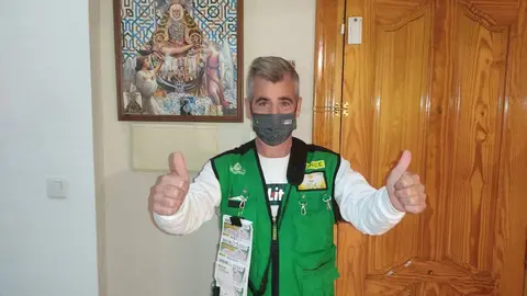 
<p>   GRANADA, 11 (EUROPA PRESS)</p>
<p>   El Sorteo Extraordinario del 11/11 de la ONCE ha dejado su mayor premio, dotado con once millones, en la localidad granadina de Otura, donde Juan Carlos Montalb&aacute;n --que cumplir&aacute; el pr&oacute;ximo d&iacute;a 21 dos a&ntilde;os como vendedor de la ONCE-- vendi&oacute; la serie agraciada con esa fortuna.</p>
<p>   Tiene su punto de venta a la entrada del Mercadona de Otura, aunque tambi&eacute;n cubre bares de una ruta que comprende los municipios de Churriana y Alhend&iacute;n, ha explicado la ONCE en una nota.</p>
<p>   En la noche de este jueves, cuando ha recibido la llamada de la ONCE para confirmarle que hab&iacute;a dado el mayor premio del Extra del 11/11, se ha puesto "muy nervioso".</p>
<p>   "Es que he pensado que pod&iacute;a dar el premio. Esta ma&ntilde;ana se lo he pedido al Se&ntilde;or y a mi madre que est&aacute; en el cielo --relata--, que ten&iacute;a que dar un premio para que los clientes estuvieran contentos, pero tanto no, no pensaba que fuera a ser el gordo de los once millones".</p>
<p>   Montalb&aacute;n reconoce que esta inyecci&oacute;n de millones "arreglar&aacute; la vida de una persona" y espera que tambi&eacute;n la de su familia. "Aqu&iacute; hay mucha gente necesitada en el pueblo --afirma--: ojal&aacute; lo reparta entre los suyos".</p>
<p>   Adem&aacute;s de la serie agraciada con los once millones, Montalb&aacute;n ha vendido nueve cupones premiados a las cinco cifras con 50.000 euros, por lo que ha repartido en total 11.450.000 euros.</p>
<p>   El reparto de premios mayores en Andaluc&iacute;a se completa con 350.000 euros en Ubrique (C&aacute;diz), 300.000 euros en Huelva y 50.000 euros en Sevilla, C&oacute;rdoba y Motril (Granada), respectivamente, que suman m&aacute;s de 12,2 millones de euros en premios entre las cinco provincias andaluzas.</p>
<p>   El Extra del 11/11 de la ONCE ha repartido tambi&eacute;n premios de un mill&oacute;n de euros en Asturias, Extremadura, Galicia y Murcia.</p>
<p>   La fortuna de este sorteo vuelve a repetir as&iacute; suerte con Andaluc&iacute;a. El a&ntilde;o pasado este sorteo reparti&oacute; tambi&eacute;n cuatro millones de euros entre las provincias de C&aacute;diz, Huelva, Ja&eacute;n, M&aacute;laga y Sevilla.</p>
<p>   El Sorteo Extraordinario del 11/11 de la ONCE ha puesto en juego un primer premio de once millones de euros y once premios de un mill&oacute;n, adem&aacute;s de 119 premios de 50.000 euros y 1.309 de 2.000 euros.</p>
      