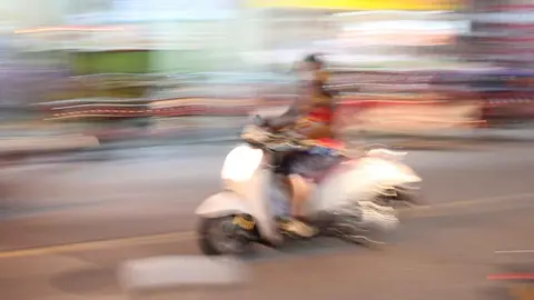 Un menor bebido por las calles Algeciras con una moto sin permiso ni ITV