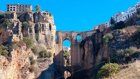 Muere una mujer tras caer 100 metros en el Tajo de Ronda