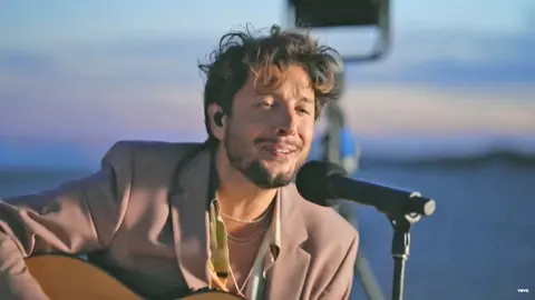 Manuel Carrasco cantando "El Aire de la Calle"