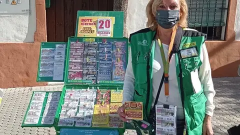 
<p>   SEVILLA, 15 (EUROPA PRESS)</p>
<p>   Un acertante de Camas (Sevilla) ha conseguido este fin de semana un sueldo de 2.000 euros al mes durante 15 a&ntilde;os, que suman 360.000 euros, con el Rasca de la ONCE 'El sueldo de tu vida', que cuesta dos euros el boleto.</p>
<p>   La vendedora de la ONCE que le ha dado la suerte ha sido Juana Ferreiro, que forma parte de la red de ventas de la ONCE desde el pasado mes de junio, y tiene su punto de venta ubicado en la calle Gordal, en la barriada La Uva de Camas.</p>
<p>   Juana recuerda con precisi&oacute;n c&oacute;mo sucedi&oacute; la fortuna. Un joven con su pareja compr&oacute; dos rascas de 'El sueldo de tu vida' y en uno de ellos salieron los tres sacos que identifican el premio mayor, 2.000 euros al mes durante 15 a&ntilde;os. "&iquest;Esto es verdad?", le pregunt&oacute; incr&eacute;dulo a la vendedora. "Esto es verdad", le contest&oacute; Juana. "&iquest;Puedo darle un abrazo?" Y se abrazaron los dos.</p>
<p>   "A m&iacute; se me saltaron las l&aacute;grimas", cuenta este lunes en su d&iacute;a de descanso. "Con los rascas el premio es al instante y la emoci&oacute;n es en directo", explica.</p>
      