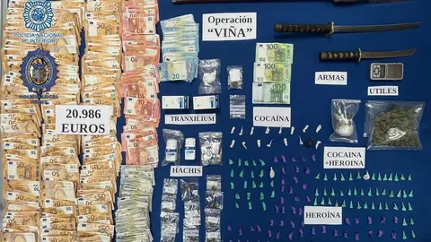 
<p>   JEREZ DE LA FRONTERA (C&Aacute;DIZ), 15 (EUROPA PRESS)</p>
<p>   La Polic&iacute;a Nacional, con la colaboraci&oacute;n de la Polic&iacute;a Local de Jerez de la Frontera (C&aacute;diz), ha culminado la denominada 'Operaci&oacute;n Vi&ntilde;a' contra el tr&aacute;fico y venta de droga en el interior de la barriada de El Pol&iacute;gono San Benito de Jerez de la Frontera. En la operaci&oacute;n se han realizado cuatro registros simult&aacute;neos y 13 detenciones en viviendas situadas en las calles Malvas&iacute;a, Cari&ntilde;ena y Alvari&ntilde;o, puntos donde los investigadores ten&iacute;an indicios que se estaban dedicando a la venta directa de sustancias estupefacientes a los toxic&oacute;manos consumidores.</p>
<p>   Seg&uacute;n ha informado la Polic&iacute;a en una nota, la primera fase de la operaci&oacute;n, llevada a cabo en la ma&ntilde;ana del 28 de octubre, se realizaron las cuatro entradas referidas, donde se practicaron 12 detenciones: ocho mujeres y cuatro hombres, todos ellos como presuntos responsables de los delitos de pertenencia a grupo criminal y tr&aacute;fico de dogas.</p>
<p>   Sin embargo, la operaci&oacute;n ha continuado abierta y en los &uacute;ltimos d&iacute;as se ha llevado a cabo la detenci&oacute;n de otro presunto implicado en los mismos hechos que los primeros.</p>
<p>   Dentro de las cuatro viviendas utilizadas por la organizaci&oacute;n delictiva los agentes incautaron 118 papelinas de coca&iacute;na, 78 de 'rebujito', mezcla de hero&iacute;na y coca&iacute;na, junto con otros seis gramos de hero&iacute;na pura. Adem&aacute;s, se localizaron 31 trozos de hach&iacute;s con un peso de 94,9 gramos, 34 gramos de marihuana y 189 dosis de medicamentos opi&aacute;ceos.</p>
<p>   Asimismo, a los arrestados se les intervinieron 20.986 euros junto con tres armas blancas con gran capacidad lesiva: dos espadas tipo katana y una especie de lanza artesanal compuesta de un mango de longitud con un cuchillo de carnicero de gran tama&ntilde;o adosado en la punta, junto con balanzas de precisi&oacute;n y otros &uacute;tiles para el corte y venta de las sustancias.</p>
<p>   El 28 de octubre, una vez que los efectivos de Polic&iacute;a Judicial ya se hab&iacute;an retirado del lugar junto con los detenidos, las armas y las drogas incautadas, varios individuos muy j&oacute;venes lanzaron varias piedras contra la Unidad de Prevenci&oacute;n y Reacci&oacute;n de la Polic&iacute;a Nacional, obligando a los agentes a responder utilizando los medios antidisturbios de dotaci&oacute;n, siendo solucionada la eventualidad en escasos dos minutos. El joven cabecilla de estas acciones, adem&aacute;s, ya ha sido identificado.</p>
<p>   Todos los detenidos permanecieron ingresados en la zona de calabozos hasta que fueron o&iacute;dos en declaraci&oacute;n por la Autoridad Judicial competente en funciones de Guardia.</p>
<p>   La investigaci&oacute;n ha sido desarrollada por los agentes del Grupo de Estupefacientes de la Brigada de Polic&iacute;a Judicial con la colaboraci&oacute;n de agentes del Cuerpo de la Polic&iacute;a Local de Jerez, con el apoyo de la Unidad de Prevenci&oacute;n y Reacci&oacute;n UPR y Grupo de Atenci&oacute;n al Ciudadano GAC (radiopatrulla) de la Brigada de Seguridad Ciudadana, todos ellos integrantes de la Comisar&iacute;a de la Polic&iacute;a Nacional en Jerez de la Frontera.</p>
      