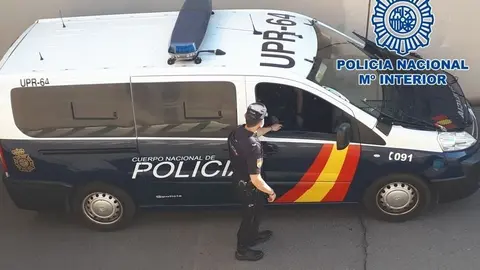 
<p>   ALGECIRAS (C&Aacute;DIZ), 16 (EUROPA PRESS)</p>
<p>   Unos 100 agentes de la Polic&iacute;a Nacional y miembros de la Agencia Tributaria est&aacute;n participando desde primera hora de la ma&ntilde;ana de este martes en un amplio dispositivo en los barrios de la Bajadilla y Cobre de Algeciras (C&aacute;diz) en el marco de una operaci&oacute;n antidroga y contra el tr&aacute;fico de hach&iacute;s, donde hasta el momento se han detenido a seis personas.</p>
<p>   Seg&uacute;n ha explicado la Polic&iacute;a Nacional, la investigaci&oacute;n y las actuaciones policiales est&aacute;n declaradas secretas y son coordinadas por el titular del Juzgado de Instrucci&oacute;n n&uacute;mero 1 de Algeciras, que autoriz&oacute; la realizaci&oacute;n de las diligencias de entrada y registro de forma simultanea de cuatro inmuebles ubicados en los barrios de la Bajadilla y Cobre.</p>
<p>   Hasta el momento se han detenido a seis personas y se han intervenido aproximadamente 900 kilos de hach&iacute;s, siete veh&iacute;culos sustra&iacute;dos y numeroso material de comunicaci&oacute;n.</p>
<p>   La actuaci&oacute;n se enmarca dentro del Plan Especial de Seguridad para el Campo de Gibraltar de la Secretar&iacute;a de Estado de Seguridad en la lucha contra el narcotr&aacute;fico.</p>
      