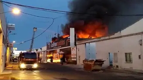 Incendio en una tienda de muebles en Los Corrales