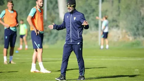 &Aacute;lvaro Cervera da indicaciones en la sesi&oacute;n de entrenamiento del C&aacute;diz CF