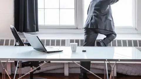 Un hombre en una ventana