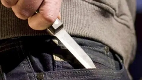 Un hombre ha robado 450 euros a punta de navaja en pleno centro de Granada