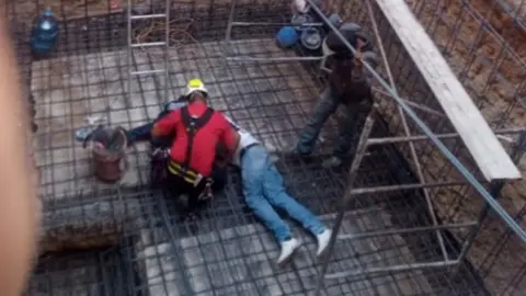 Un trabajador ha ca&iacute;do desde una altura de 3 metros en C&oacute;rdoba