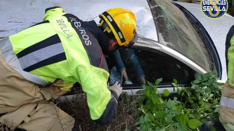 Hospitalizada una mujer tras salirse su coche de la carretera en Sevilla