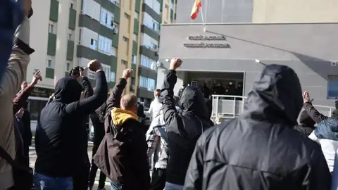 La huelga del metal en C&aacute;diz corta el tr&aacute;fico en el Puente de Hierro