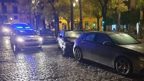 Una mujer se estrella bebida en Jerez contra varios coches y se da a la fuga