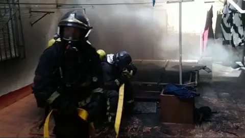 Un incendio en un s&oacute;tano se ha saldado con cuatro heridos en Granada