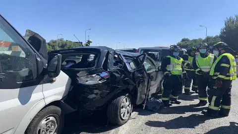Un impactante choque entre varios coches deja cuatro heridos en Granada