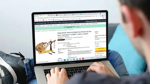 Lo m&aacute;s vendido en Amazon para Navidad: paleta de cerdo con jamonero y cuchillo por 49 Euros