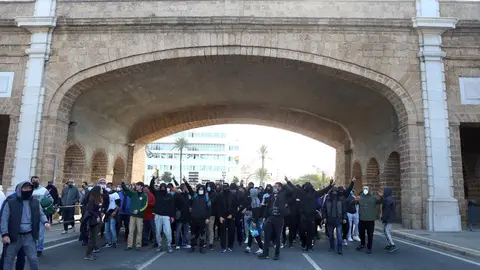 
<p>   C&Aacute;DIZ, 22 (EUROPA PRESS)</p>
<p>   El equipo de gobierno del Ayuntamiento de C&aacute;diz y el PSOE han acordado este lunes llevar una propuesta conjunta al pr&oacute;ximo Pleno del para la modificaci&oacute;n de 29 nombres de calles, plazas, avenidas y glorietas de C&aacute;diz. Seg&uacute;n ha explicado el Consistorio, se ha apostado por eliminar nombres relacionados con el franquismo y tambi&eacute;n "se reconocer&aacute; lucha de los trabajadores del metal" rotulando la calle Ram&oacute;n Franco como calle Proletariado del Metal.</p>
<p>   En una nota, el equipo de gobierno ha explicado que en la modificaci&oacute;n que se lleva a Pleno se propone entre los cambios el de Plaza de la Reina por el de Plaza Manolo Santander, Glorieta Ingeniero La Cierva por el de Glorieta Ana Orantes, calle Ej&eacute;rcito de &Aacute;frica por el de Modesta Calvo o el de la calle Corneta Soto Guerrero por el de Periodista Emilio L&oacute;pez.</p>
<p>   Igualmente, se propone el cambio de Paseo Alameda Marqu&eacute;s de Comillas por Hermanas Carvia Bernal, Alameda Apodaca por Clara Campoamor, el de la calle alcalde Juan de Dios Molina por el de la Empresaria y Cantante Mar&iacute;a Antonia Montenegro, el de la plaza Fari&ntilde;as Ferre&ntilde;o por el de Margarita P&eacute;rez de Celiso el de la avenida Alcalde S&aacute;nchez Coss&iacute;o por el de la Profesora Isabel Azc&aacute;rate Ristori.</p>
<p>   Tambi&eacute;n hay que sumar la sustituci&oacute;n del nombre de la Avenida Jos&eacute; Le&oacute;n de Carranza por el de la periodista Beatriz Cienfuegos, as&iacute; como del nombre de la calle Julio Rico de Sanz por el de la empresaria y escritora Marcela Blanco Morales, el tramo de la trasera del Falla de la calle Sacramento por el de Mar&iacute;a la de la Yerbabuena y se nombrar&aacute; como Miguel &Aacute;ngel Blanco a la rotonda que da acceso al Puente de la Constituci&oacute;n de 1812, entre otros cambios.</p>
      